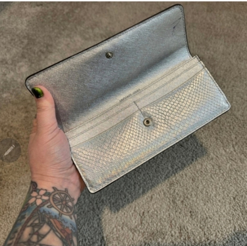 Rare htf Michael kors holographic snakeskin wallet - Picture 3 of 3